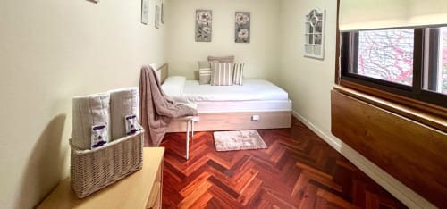 Dormitorio del apartamento Bitacora en Baiona con vistas al mar, suelo de parquet en espiga y TV pantalla plana