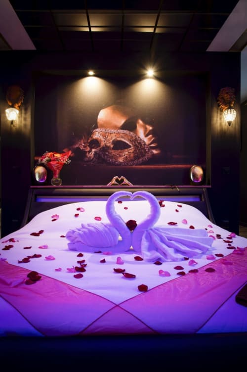 week‑end en amoureux, séjour romantique, nuit romantique, escapade couple, love room, suite romantique, chambre avec jacuzzi, spa privatif, jacuzzi privé, sauna privatif, hammam privé, bain à remous, baignoire balnéo, thalasso couple, massage en duo, détente bien‑être, parenthèse cocooning, pause détente, séjour bien‑être, nuit de noces, anniversaire de mariage, demande en mariage, lune de miel, saint‑valentin, surprise romantique, box romantique, pack romantique, gîte romantique, suite avec spa, loft avec jacuzzi, cabane dans les arbres, bulle transparente, chalet avec bain nordique, maison avec piscine intérieure, chambre d’hôtes romantique, hôtel spa, appart’hôtel cosy, tiny house avec spa, péniche avec jacuzzi, hébergement insolite, logement avec terrasse privée, vue panoramique, vue montagne, vue campagne, jacuzzi intérieur, jacuzzi extérieur, sauna finlandais, sauna infrarouge, hammam vapeur, douche à l’italienne, douche double, ciel de pluie, chromothérapie, aromathérapie, table de massage, fauteuil relax, huiles essentielles, sels de bain, bombes de bain, peignoirs et chaussons, tisanerie détente, lit king‑size, lit rond, baldaquin, miroir au plafond, lumière tamisée, LED d’ambiance, bougies parfumées, cheminée éthanol, déco cocooning, déco glamour, ambiance feutrée, pétales de roses, ballons personnalisés, message de bienvenue, playlist romantique, petit‑déjeuner au lit, dîner aux chandelles, room service, panier gourmand, cave à vin, champagne, chocolats, fleurs fraîches, massage duo à domicile, soin visage corps, shooting photo couple, check‑in autonome, late check‑out, conciergerie, box surprise, coffret bien‑être, décoration personnalisée, home‑cinéma privé, vidéoprojecteur, Netflix streaming, sonorisation bluetooth, jeux de société pour deux, observation des étoiles, balade nature, randonnée courte, pique‑nique romantique, dégustation de vins, visite de vignoble, city break romantique, coucher de soleil spot, terrasse privative, jardin clos, brasero, guirlandes lumineuses, transat double, salon de jardin, douche extérieure, spa abrité, parking privé, entrée indépendante, intimité garantie, hébergement discret, 100% privatif, confidentiel, haut de gamme, premium, luxe, cosy, intimiste, escapade proche, déconnexion, recharge émotionnelle, bulle d’amour, expérience sensorielle, souvenir inoubliable, effet waouh, jeunes mariés, couple marié, couple sans enfants, parents en break, anniversaire de couple, fiançailles, voyage de noces, retrouvailles, surprise de dernière minute, love room Aurillac, jacuzzi privatif Aurillac, week‑end romantique Aurillac, suite avec spa Aurillac, gîte romantique Aurillac, hôtel spa Aurillac, hébergement insolite Aurillac, cabane avec jacuzzi Aurillac, love room Cantal, jacuzzi privatif Cantal, week‑end romantique Cantal, suite avec spa Cantal, gîte romantique Cantal, hôtel spa Cantal, hébergement insolite Cantal, cabane avec jacuzzi Cantal, suite romantique avec jacuzzi et sauna privés, love room discrète avec entrée autonome, gîte cosy avec spa privatif et terrasse, chambre avec baignoire balnéo et lit king, week‑end détente couple tout compris, pack romantique pétales champagne, massage en duo en chambre, séjour bien‑être proche Aurillac Brive‑la‑Gaillarde Clermont‑Ferrand Tulle Rodez, nuit romantique dernière minute, expérience cocooning haut de gamme, hygiène irréprochable, ménage professionnel, linge premium, insonorisation, climatisation, chauffage d’ambiance, wifi