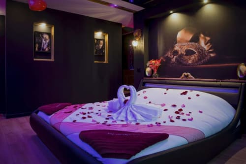week‑end en amoureux, séjour romantique, nuit romantique, escapade couple, love room, suite romantique, chambre avec jacuzzi, spa privatif, jacuzzi privé, sauna privatif, hammam privé, bain à remous, baignoire balnéo, thalasso couple, massage en duo, détente bien‑être, parenthèse cocooning, pause détente, séjour bien‑être, nuit de noces, anniversaire de mariage, demande en mariage, lune de miel, saint‑valentin, surprise romantique, box romantique, pack romantique, gîte romantique, suite avec spa, loft avec jacuzzi, cabane dans les arbres, bulle transparente, chalet avec bain nordique, maison avec piscine intérieure, chambre d’hôtes romantique, hôtel spa, appart’hôtel cosy, tiny house avec spa, péniche avec jacuzzi, hébergement insolite, logement avec terrasse privée, vue panoramique, vue montagne, vue campagne, jacuzzi intérieur, jacuzzi extérieur, sauna finlandais, sauna infrarouge, hammam vapeur, douche à l’italienne, douche double, ciel de pluie, chromothérapie, aromathérapie, table de massage, fauteuil relax, huiles essentielles, sels de bain, bombes de bain, peignoirs et chaussons, tisanerie détente, lit king‑size, lit rond, baldaquin, miroir au plafond, lumière tamisée, LED d’ambiance, bougies parfumées, cheminée éthanol, déco cocooning, déco glamour, ambiance feutrée, pétales de roses, ballons personnalisés, message de bienvenue, playlist romantique, petit‑déjeuner au lit, dîner aux chandelles, room service, panier gourmand, cave à vin, champagne, chocolats, fleurs fraîches, massage duo à domicile, soin visage corps, shooting photo couple, check‑in autonome, late check‑out, conciergerie, box surprise, coffret bien‑être, décoration personnalisée, home‑cinéma privé, vidéoprojecteur, Netflix streaming, sonorisation bluetooth, jeux de société pour deux, observation des étoiles, balade nature, randonnée courte, pique‑nique romantique, dégustation de vins, visite de vignoble, city break romantique, coucher de soleil spot, terrasse privative, jardin clos, brasero, guirlandes lumineuses, transat double, salon de jardin, douche extérieure, spa abrité, parking privé, entrée indépendante, intimité garantie, hébergement discret, 100% privatif, confidentiel, haut de gamme, premium, luxe, cosy, intimiste, escapade proche, déconnexion, recharge émotionnelle, bulle d’amour, expérience sensorielle, souvenir inoubliable, effet waouh, jeunes mariés, couple marié, couple sans enfants, parents en break, anniversaire de couple, fiançailles, voyage de noces, retrouvailles, surprise de dernière minute, love room Aurillac, jacuzzi privatif Aurillac, week‑end romantique Aurillac, suite avec spa Aurillac, gîte romantique Aurillac, hôtel spa Aurillac, hébergement insolite Aurillac, cabane avec jacuzzi Aurillac, love room Cantal, jacuzzi privatif Cantal, week‑end romantique Cantal, suite avec spa Cantal, gîte romantique Cantal, hôtel spa Cantal, hébergement insolite Cantal, cabane avec jacuzzi Cantal, suite romantique avec jacuzzi et sauna privés, love room discrète avec entrée autonome, gîte cosy avec spa privatif et terrasse, chambre avec baignoire balnéo et lit king, week‑end détente couple tout compris, pack romantique pétales champagne, massage en duo en chambre, séjour bien‑être proche Aurillac Brive‑la‑Gaillarde Clermont‑Ferrand Tulle Rodez, nuit romantique dernière minute, expérience cocooning haut de gamme, hygiène irréprochable, ménage professionnel, linge premium, insonorisation, climatisation, chauffage d’ambiance, wifi