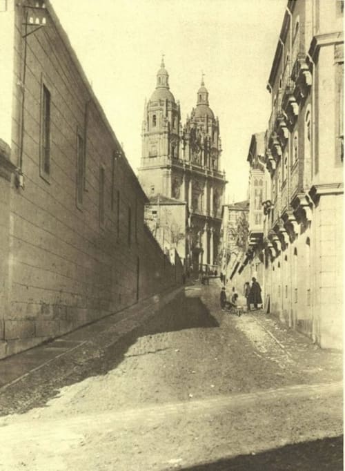 Calle histórica y estrecha de Salamanca que conduce a la catedral con sus torres gemelas y arquitectura clásica