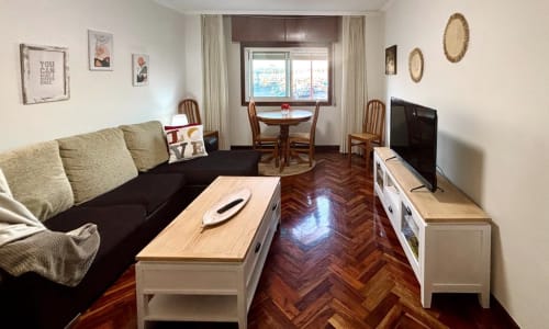 Amplia sala de estar del apartamento en Baiona con vistas al mar, con asientos cómodos, comedor y comodidades modernas