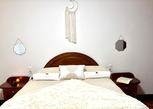Dormitorio del apartamento Exeira en Baiona con cama de madera oscura, ropa de cama blanca y decoración costera