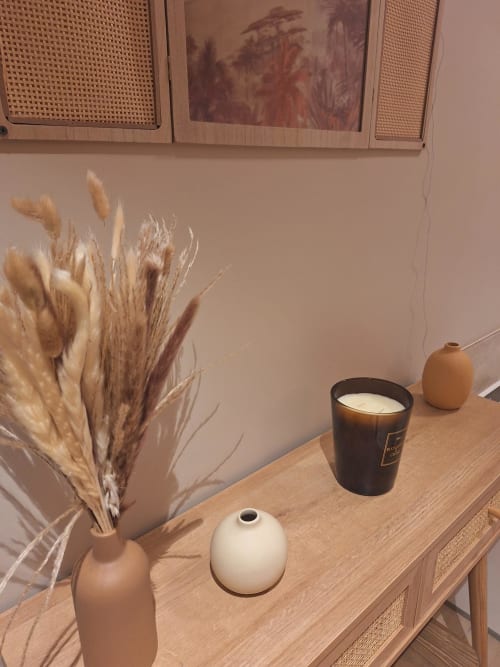Étagère en bois avec herbes de la Pampa séchées, bougie et vases en céramique à La Cour d'Hortense à Sailly-Flibeaucourt