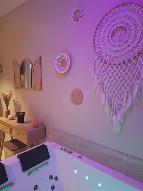 Chambre de cottage moderne à La Cour d'Hortense avec éclairage LED violet, espace de travail et décoration murale