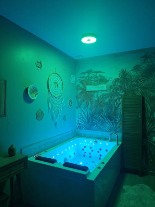 Bain à remous luminescent avec éclairage LED dans la salle de bains spa tropicale de la maison d'hôtes La Cour d'Hortense, Sailly-Flibeaucourt