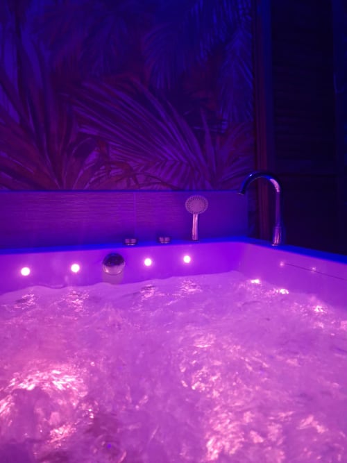 Spa illuminé aux lumières LED violettes du gîte La Cour d'Hortense, Sailly-Flibeaucourt, France