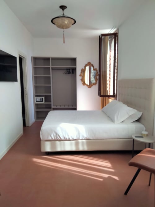 Camera Deluxe Casanova Hideaway a Venezia con letto bianco, guardaroba, specchio ornamentale e vista sulla città
