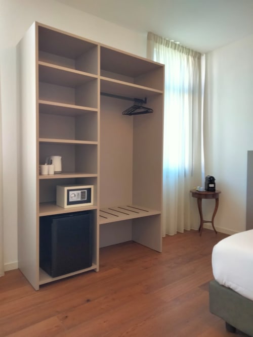 Moderna unità guardaroba con scaffali, spazio appendiabiti e cassaforte nella camera Triple Superior del Casanova Hideaway, Venezia