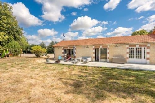 Charmante maison au Château de Bellevue à Sainte-Cécile avec jardin, aire de jeux et terrasse