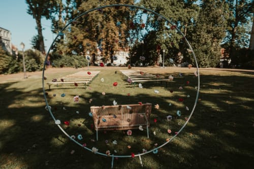 Outdoor garden installation at La Maison Verneuil hostel in Paray-le-Monial with circular frame and colorful flowers