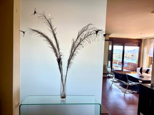 Moderno apartamento dúplex en Baiona con vistas al mar, decoración elegante con arreglo floral oscuro en jarrón de cristal