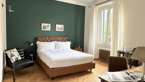 Camera matrimoniale Superior Porta Tosa Milano con letto marrone, parete verde, vista città e comfort moderni
