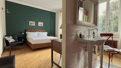 Camera Doppia Superiore Porta Tosa Milano con parete accent verde, letto in pelle, bagno privato e vista sulla città
