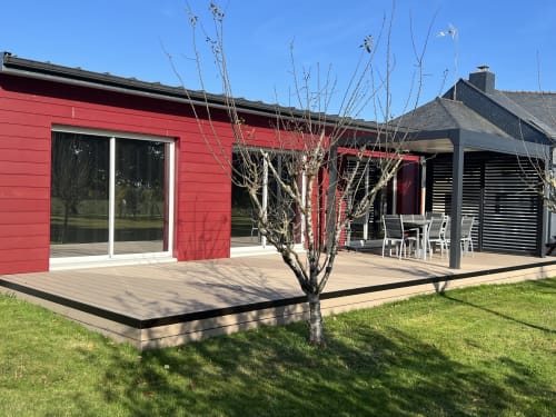 Chalet rouge moderne avec terrasse au CafecouetBreizh B&B à Guipry-Messac, France, espace repas et pelouse soignée
