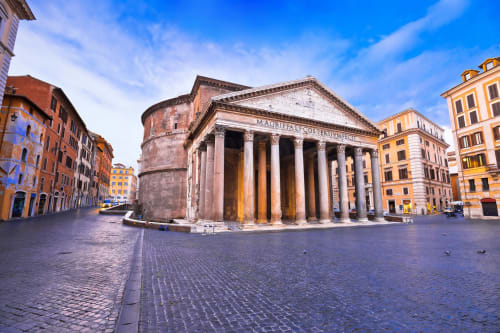 Pantheon nel centro storico di Roma, tempio romano antico iconico con colonne classiche in Piazza della Rotonda