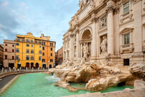 Fontana di Trevi con acque turchesi e architettura barocca ornamentale a Roma, presso IV House B&B