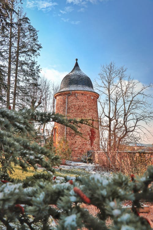 Tour en pierre, hébergement insolite ouvert toute l’année, chauffé au poêle à granulés, offre festive avec demi-pension et forfait bien-être