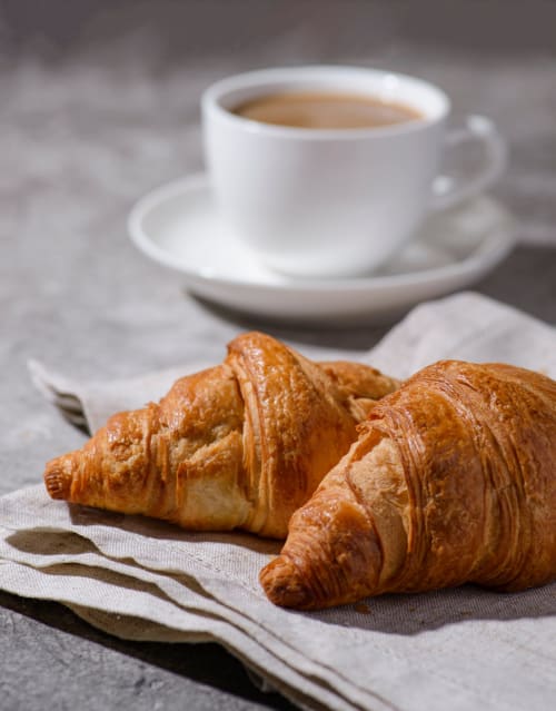 Croissants frais et espresso à Au Coeur de Beauvais, une charmante maison d'hôtes à Beauvais