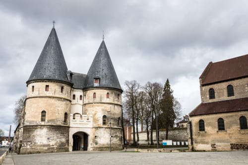 Les tours de pierre historiques et la chapelle du complexe cathédral de Beauvais en France, accueil du gîte Au Coeur de Beauvais