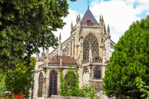 Ancienne tour d'église gothique avec lierre, à Beauvais près du gîte Au Cœur de Beauvais