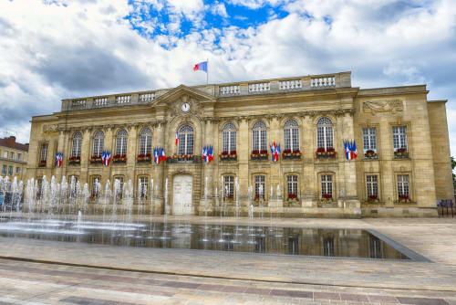 Hôtel de Ville de Beauvais avec fontaine, drapeaux français et architecture classique à Beauvais, France