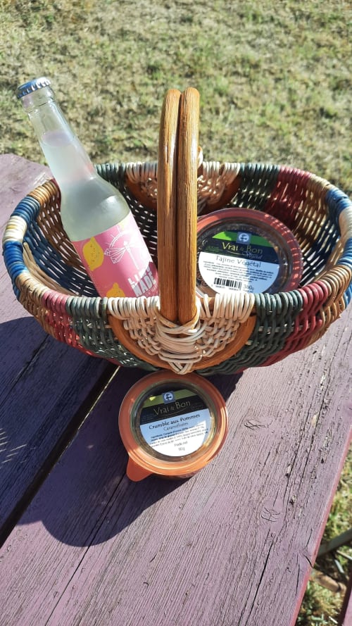 Panier de pique-nique avec boissons et en-cas au glamping Home Sweet Lodge en Aquitaine