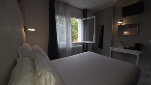 chambre ouverte sur la nature au mas le chatelet en occitanie