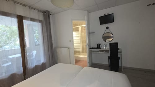 chambre avec terrasse à l'hotel mas le chatelet a saint paul de fenouillet en pays catalan