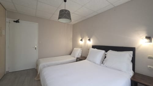 chambre triple pour votre confort a l'hotel mas le chatelet a saint paul de fenouillet
