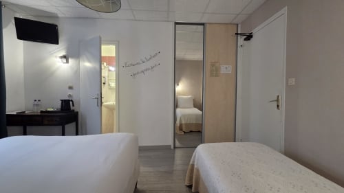 chambre triple confortable a l'hotel mas le chatelet a saint paul de fenouillet