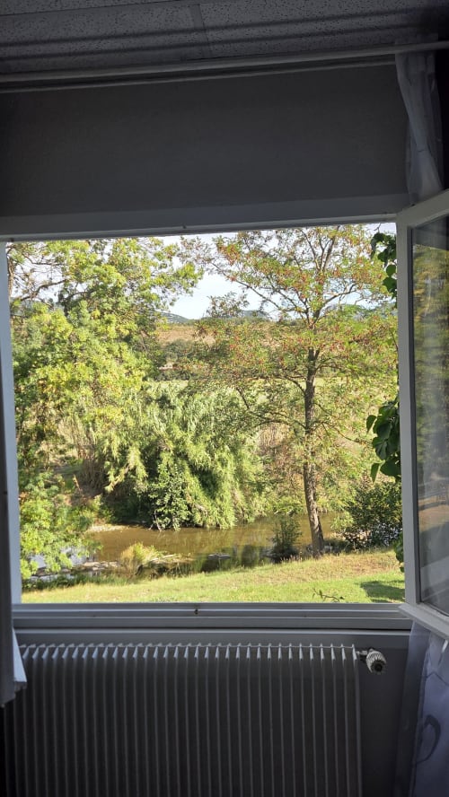 vue sur la rivière depuis votre chambre a l'hotel mas le chatelet en occitanie