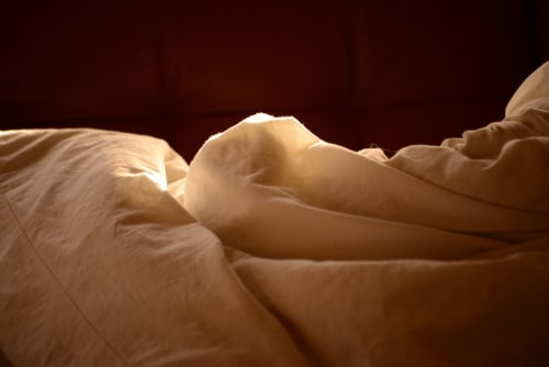 Lussuosa biancheria bianca e cuscini presso YOUnique Boutique Rooms, bed and breakfast a Milano