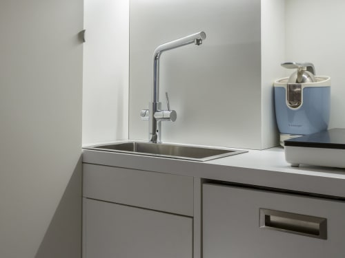 Lavello cucina moderno con rubinetto cromato presso YOUnique Boutique Rooms, Milano