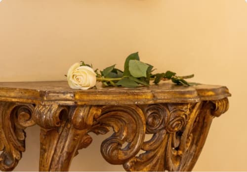Rosa bianca su console dorata ornamentale al Palazzo San Firmino, Venezia B&B