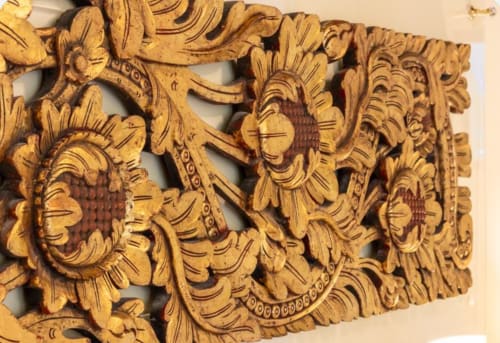 Dettaglio di facciata in legno intagliato al Palazzo San Firmino, B&B veneziano con motivi floreali decorativi
