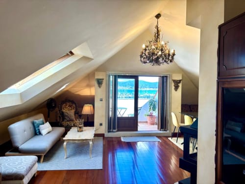 Elegante ático en Baiona con vistas al mar, tragaluces, lámpara de araña, mobiliario moderno y acceso a terraza