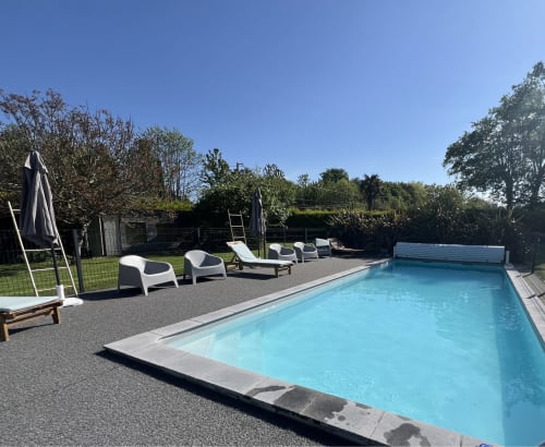 Piscine scintillante avec transats et parasols aux Gîtes De L'odet, Clohars-Fouesnant