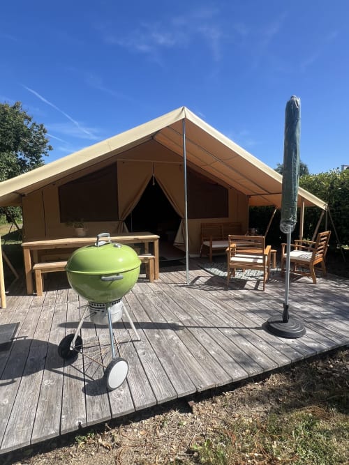 Tente glamping aux Gîtes De L'odet à Clohars-Fouesnant avec barbecue vert et terrasse en bois