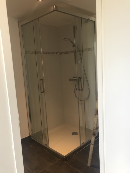 Cabine de douche d'angle moderne en verre avec pommeau de douche pluie aux Gîtes De L'odet, Clohars-Fouesnant