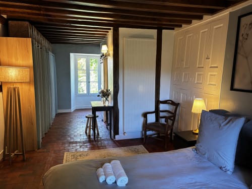Chambre Secrète spacieuse au Prieuré Du Preux avec vue sur le jardin, poutres en bois, coin salon et équipements modernes