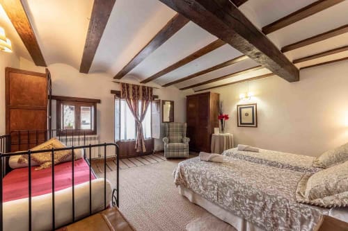 San Sebastián room at the bed and breakfast Casa Peregrinando, a charming accommodation in Navarrete, near Logroño (La Rioja)