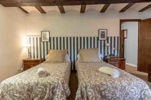 Comfortable beds in the San Sebastián room at the bed and breakfast Casa Peregrinando, a charming accommodation in Navarrete, near Logroño (La Rioja)