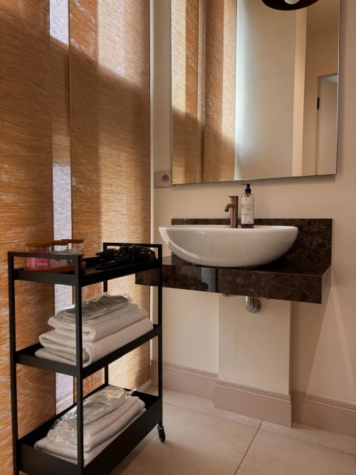 Moderno bagno del B&B Delta Majestic a Pordenone con lavabo bianco, piano scuro, specchio e mobile nero
