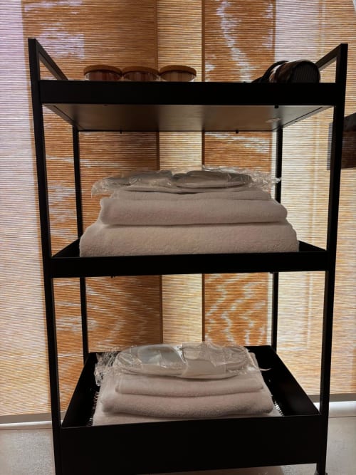 Letto a castello in ferro nero con biancheria piegata presso il B&B Delta Majestic a Pordenone, Italia
