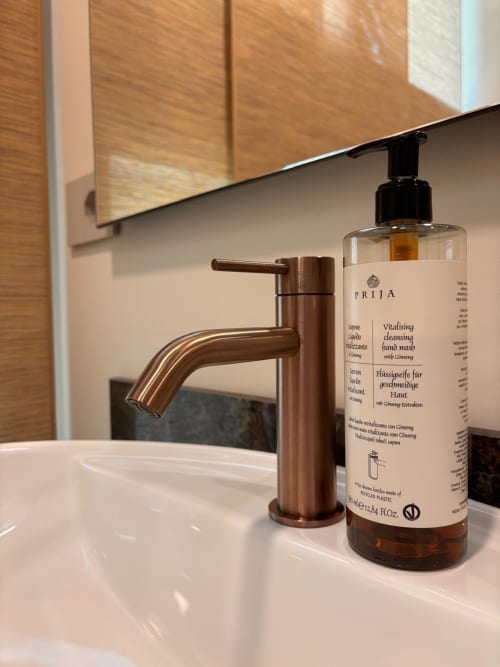 Lavabo del bagno con rubinetto in rame e sapone mani PRIJA presso il B&B Delta Majestic di Pordenone