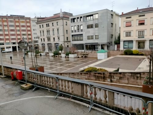 Piazza di Pordenone con edifici storici e architettura contemporanea, vista dalla B&B Delta Majestic