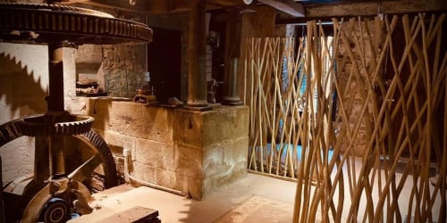 Intérieur historique du Moulin du Guy présentant des mécanismes en bois, des murs en pierre et des équipements traditionnels à Chanverrie