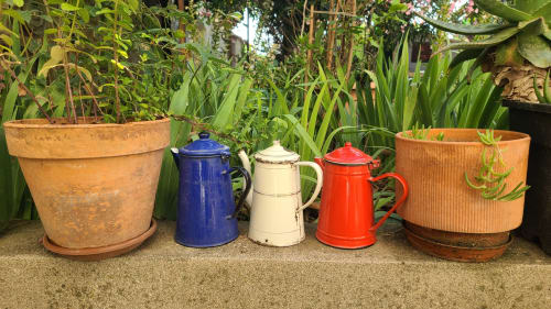 Vaisselle émaillée vintage et pots en terre cuite avec plantes à la maison d'hôtes Le N°9 à Argeliers, France