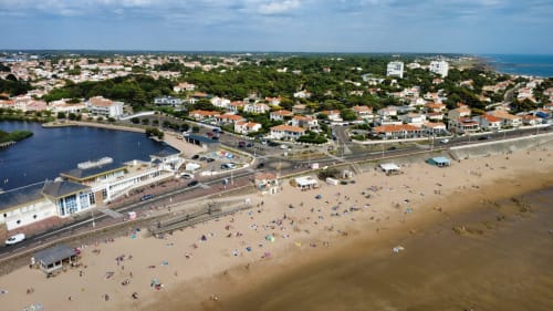 Vue aérienne du gîte balnéaire Le Moulin du Guy à Chanverrie, France avec plage de sable et port