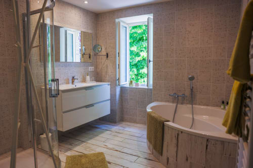 Salle de bain de la chambre Chapître avec douche et baignoire